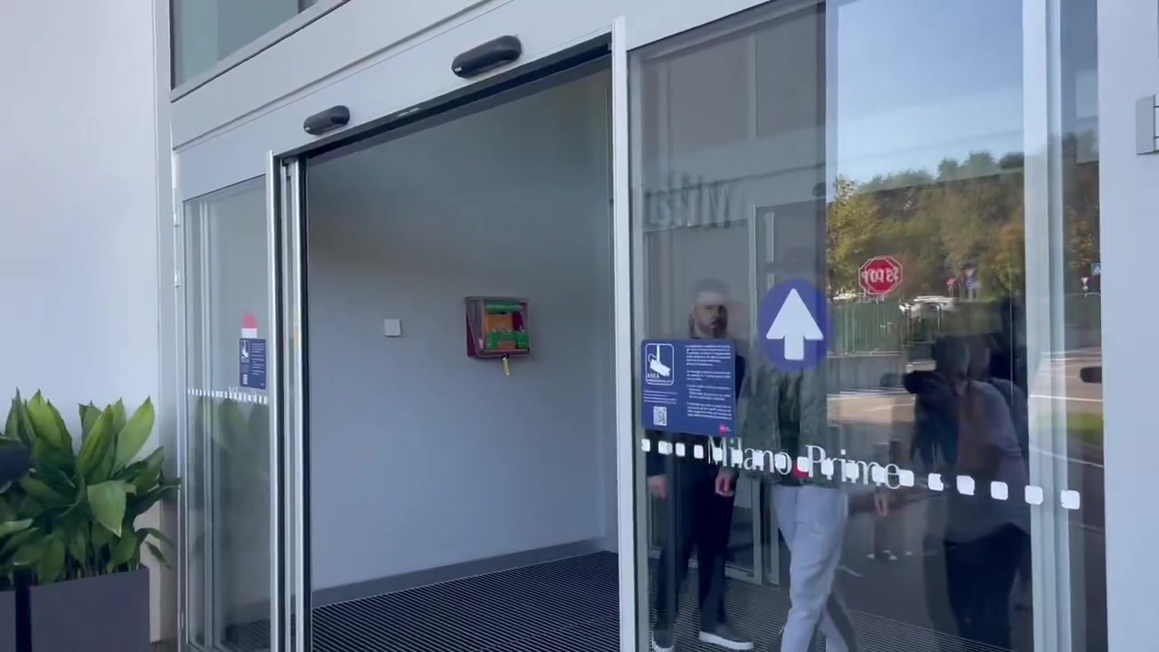 世界赛程-拉比奥特抵达米兰展露笑颜 面对镜头高呼加油米兰