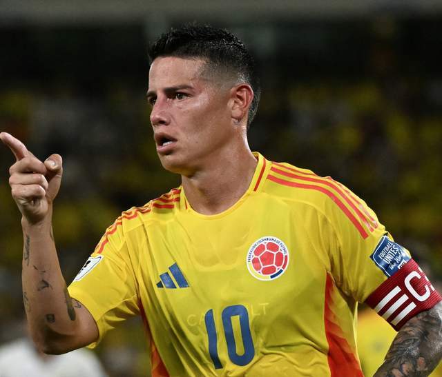 4万观众散场，34岁J罗舍不得离开！独坐球场中央，低头含泪