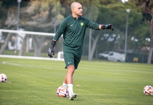 世界赛程-国安门将教练洛博：守门员最重要的是稳定性和自信