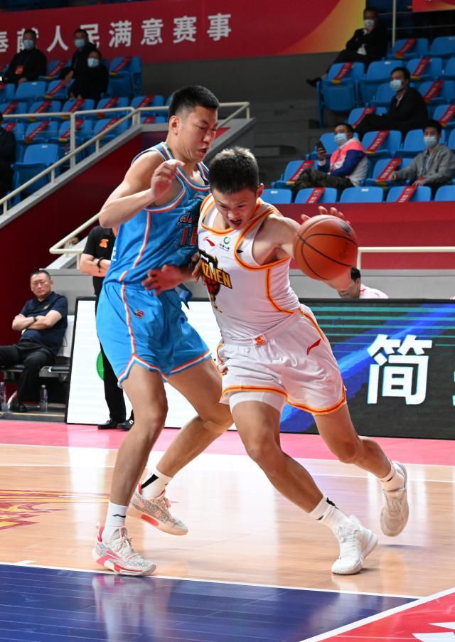 英雄联盟总决赛-身披深圳球衣开启第17季 周鹏努力拥抱新角色