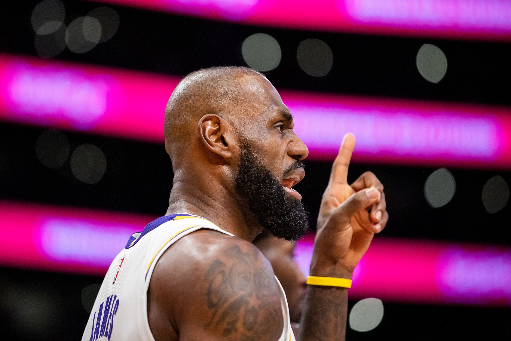 世界赛程-香波特：若你没按老詹的要求跑位 他会故意传球失误&amp;让教练换下你