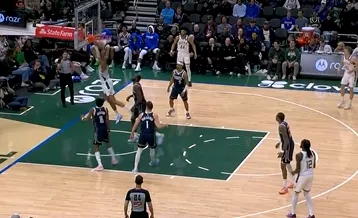 英雄联盟总决赛-吉昂径直杀入禁区双手暴扣，还剩3分钟雄鹿领先独行侠26分