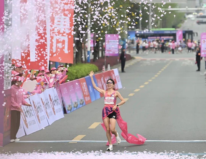 英雄联盟总决赛-从“最快女护士”到全职跑者：连拿两冠后，张水华的马拉松商业天花板在哪儿？|奖金|红星新闻|抚远市|柳州市|广西壮族自治区_新浪新闻